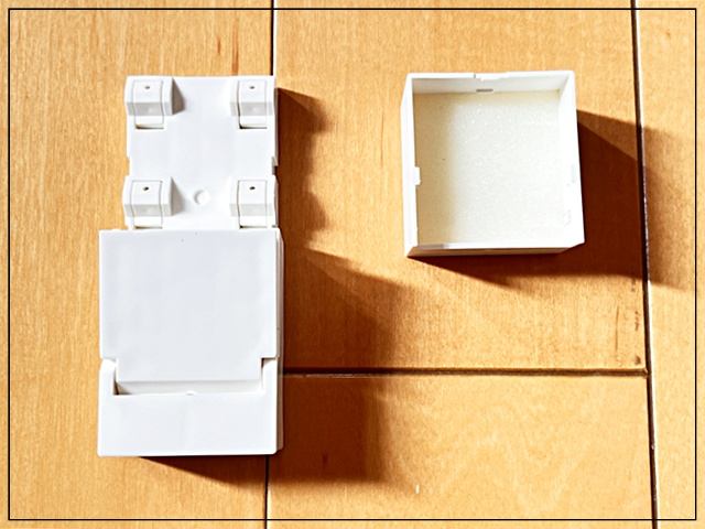 壁にピンで固定する室内洗濯干しのcupen本体のカバーをとる