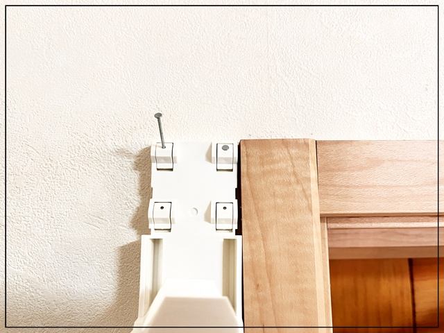 壁にピンで固定する室内洗濯干しのcupenをピンで壁に打ち付ける