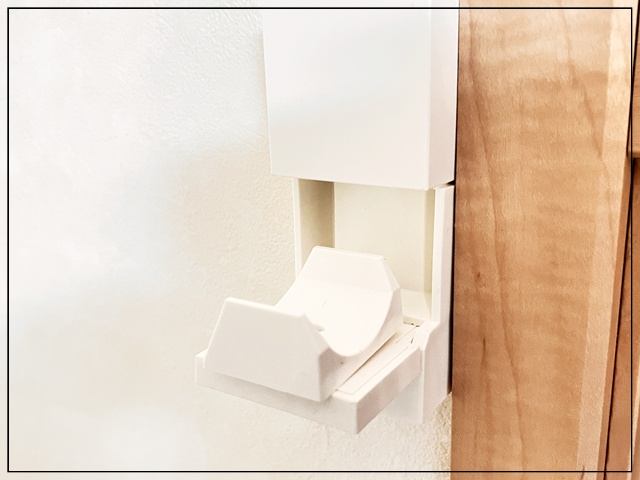 壁にピンで固定する室内洗濯干しのcupenの竿受角度を壁と水平にしたところ